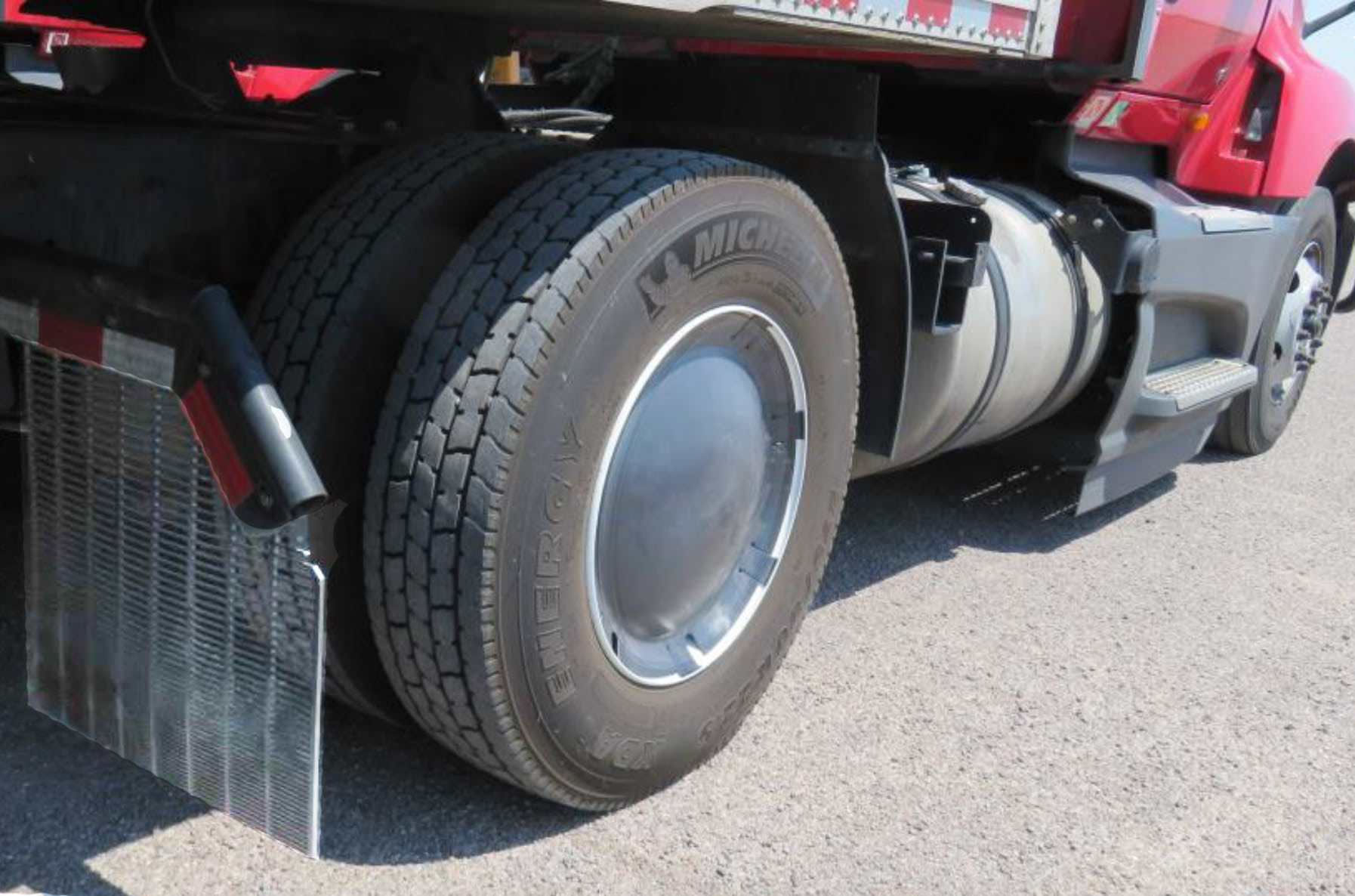 three-quarter view of an ecocap installed on a wheel of a 18-wheeler